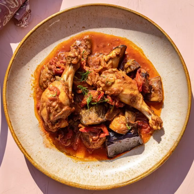 Kedjenou camerounais au poulet fermier, aubergine et tomate, servi dans une assiette - Fresh Calabas