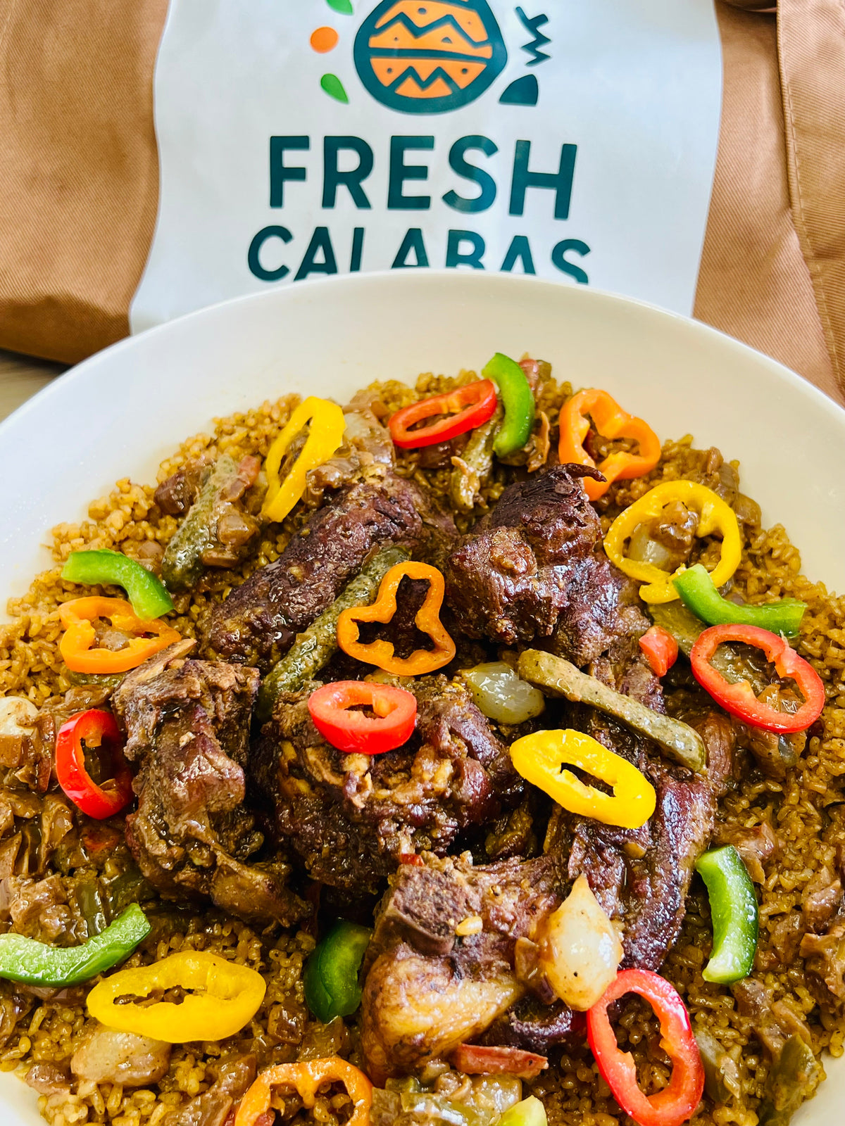 Riz à l'Agneau Fresh Calabas - plat servi avec poivrons colorés